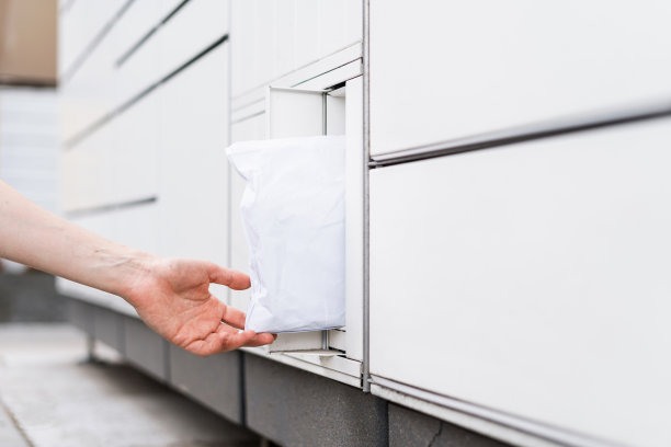 客户在自助邮寄终端接收包裹图片下载