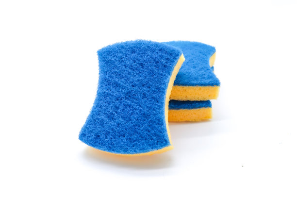 一套黄色和蓝色的浴室或厨房海绵在白色背景图片下载