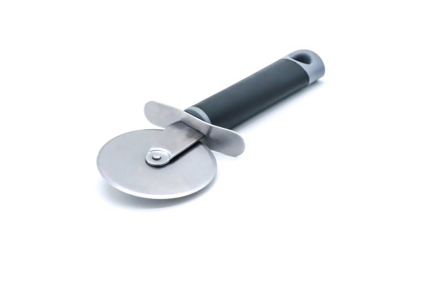 白色背景黑色把手的金属披萨刀图片下载