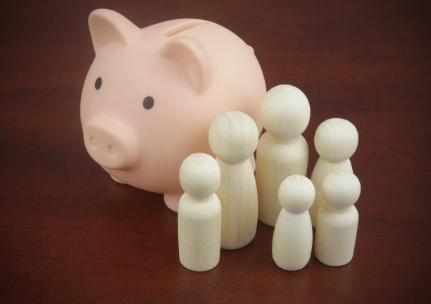 木制的人像家庭成员与存钱罐。图片下载