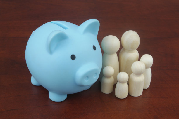 木制的人像家庭成员与存钱罐。图片下载