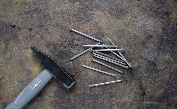 背景里有旧钉子和锤子图片下载