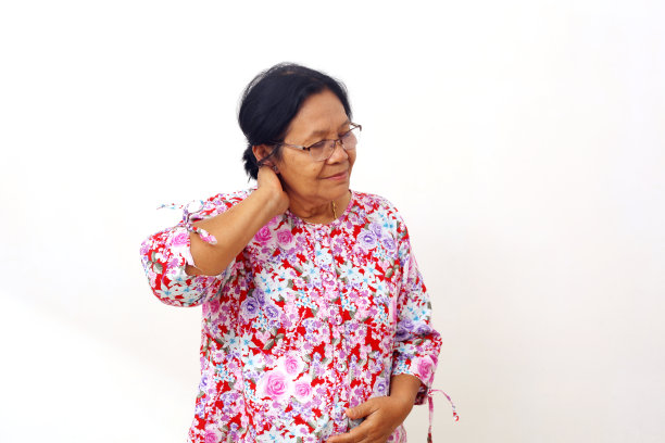 亚洲老年妇女脖子疼。隔离在白色与copyspace图片下载