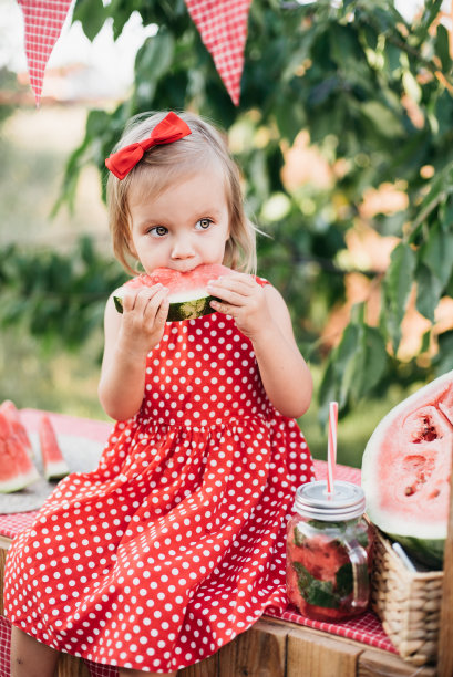 西瓜柠檬水加冰和薄荷作为夏季清凉饮料的罐子。图片下载