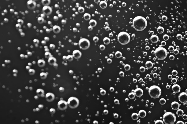 带有气泡的黑色油。泡沫液体。黑色和白色。油的概念。石油经营理念与汽油生产图片下载