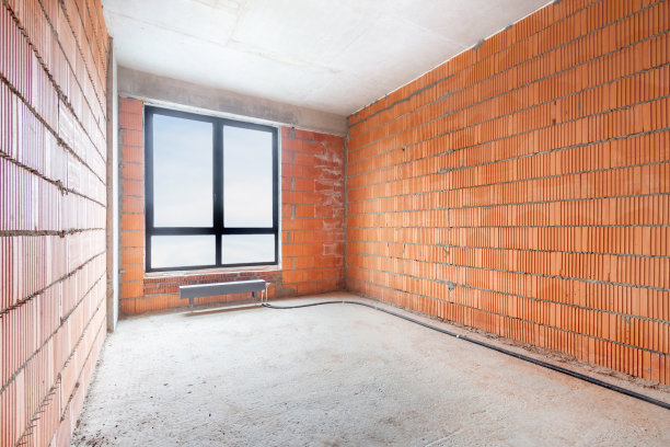 住宅内楼建筑中的未完成房间，红砖光墙，天空全景窗。图片下载