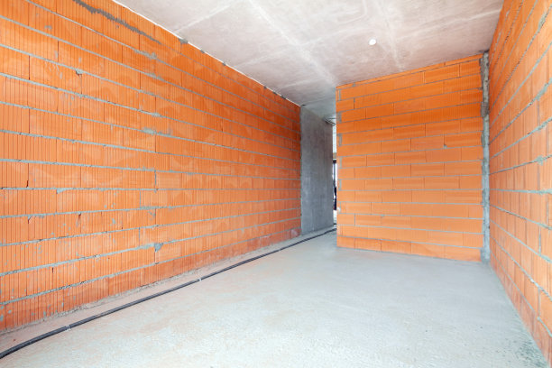 这是一栋正在施工的住宅楼的未完工房间，室内红砖光墙。图片下载