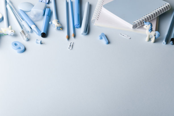 背景与各种浅蓝色文具躺在浅蓝色的背景顶部。图片下载