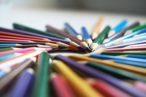 用于在白色背景上绘画和着色的彩色铅笔。用彩色铅笔、文具、学校用品做成的数字图片下载