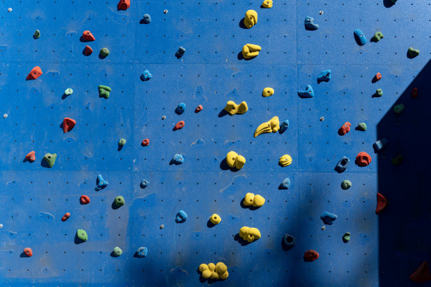 2021年9月7日，法国巴黎——在维莱特Bassin de la Villette的码头上，一种带有彩色插头的蓝色攀岩运动图片下载