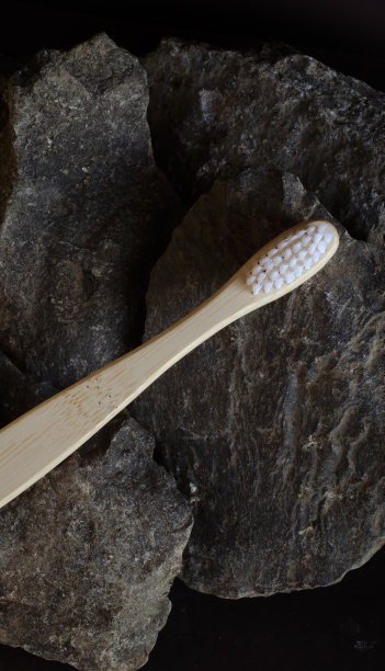 环保竹牙刷，白底红带浴巾，卫浴配件;个人卫生;牙科及口腔护理。“零浪费”的概念图片下载