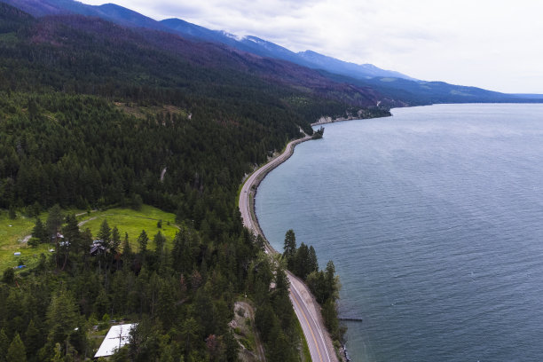 蒙大拿州的湖路图片下载