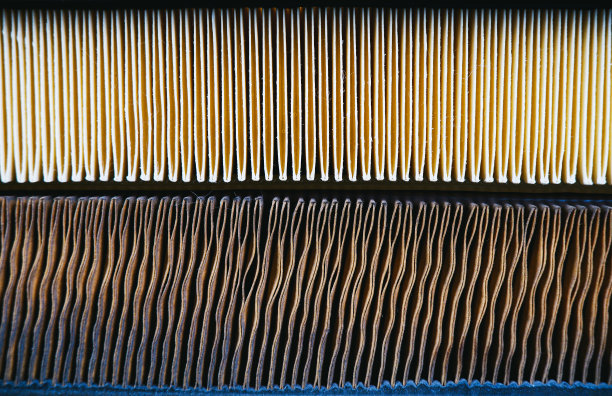 新空气滤清器和旧脏滤清器的特写宏图片下载