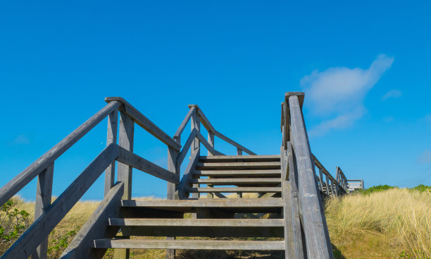 德国西尔特悬崖上的木楼梯图片下载