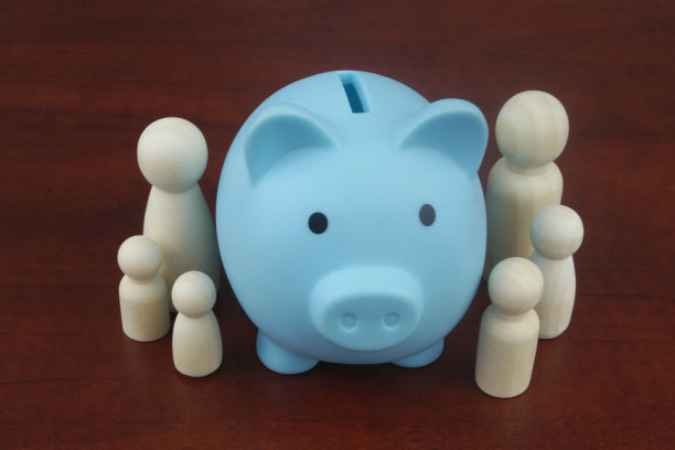 蓝色背景的木制人物是家庭成员，有存钱罐和计算器。图片下载