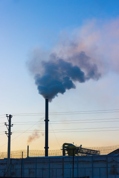 烟囱里冒出浓烟图片下载