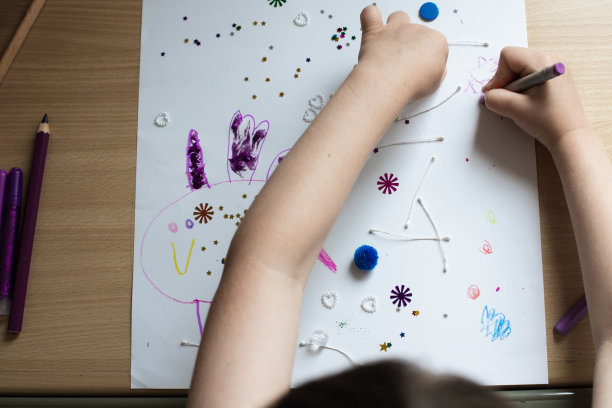 孩子用蜡笔和彩色铅笔画独角兽图片下载