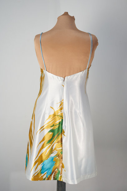 春季白色缎背裙。手工制作的。图片下载