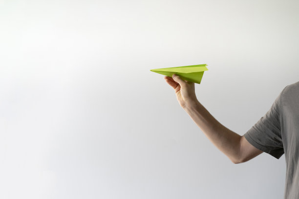 手里捧着一架纸飞机，标志着梦想之旅的开始图片下载