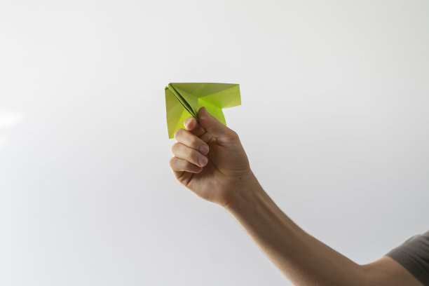 手里捧着一架纸飞机，标志着梦想之旅的开始图片下载
