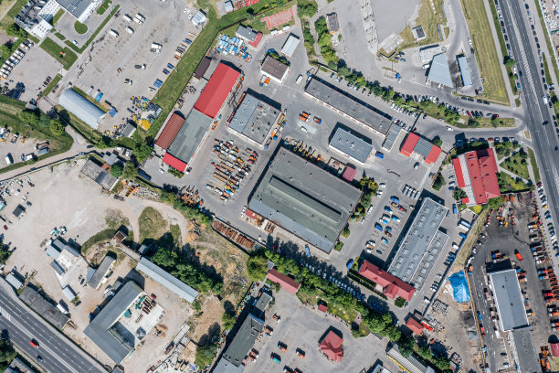 城郊工业仓库或厂房的鸟瞰图图片下载