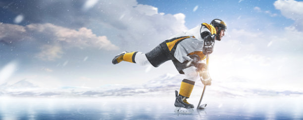 运动员在行动。冰上戴头盔和手套的职业冰球运动员。体育情感。曲棍球运动员，渴望获胜，成为冠军。冬天图片下载