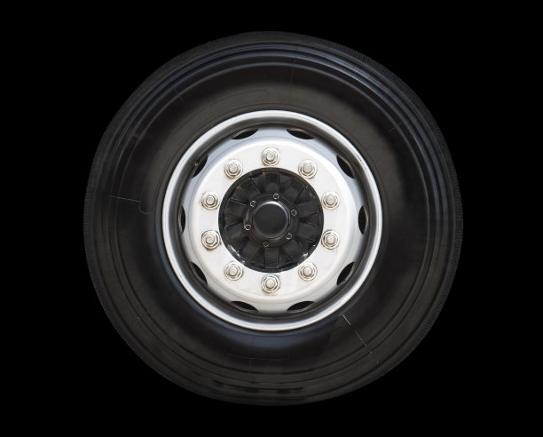卡车车轮轮胎隔离在黑色背景。橡胶，汽车车轮轮胎。图片下载