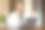 一位穿着白色夹克的年轻女商人坐在办公室的桌子上，以莲花姿势冥想图片下载