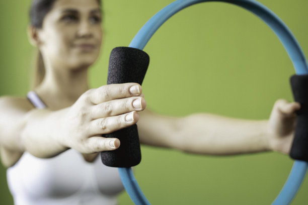 普拉提戒指的女人图片下载