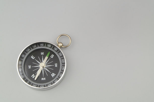 灰色背景下的指南针图片下载