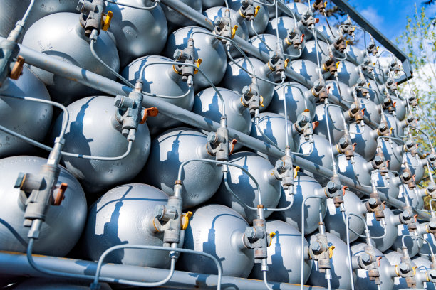 许多装满汽油或汽油的瓶子堆放在一起图片下载