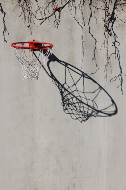 挂在墙上的篮球框有阴影图片下载