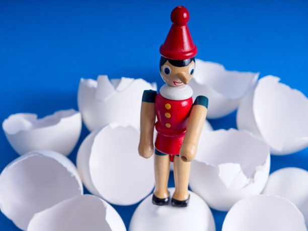 一个小木头人走在蛋壳上图片下载