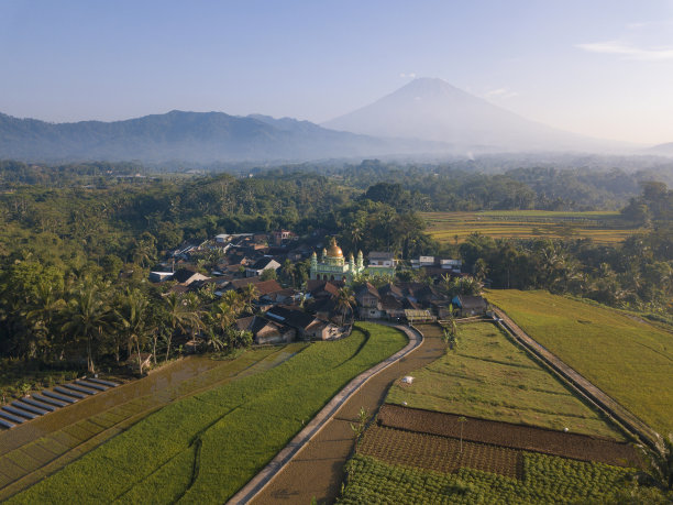 位于稻田和乡村中间的金色圆顶清真寺航拍照片图片下载