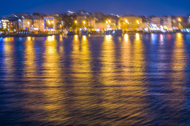 城市的夜光映在迷离的水面上图片下载