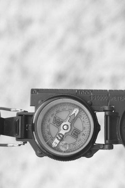 经典指南针在自然背景图片下载