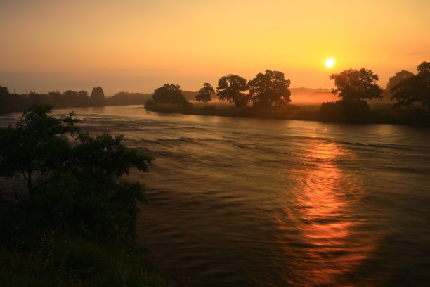 日出的河景图片下载