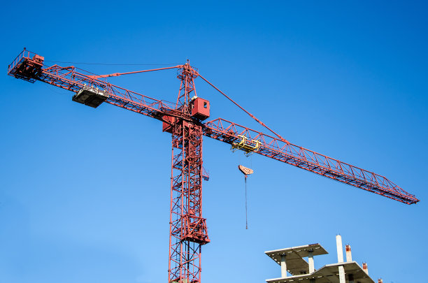 工地吊车在蓝天的映衬下。多层建筑的施工图片下载