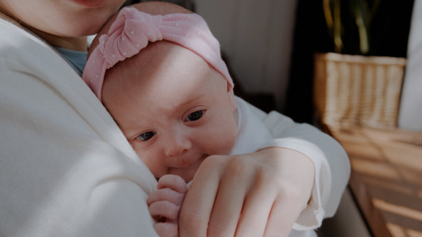 新生儿。一位妇女怀里抱着刚出生的婴儿图片下载