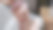 新生儿。一位妇女怀里抱着刚出生的婴儿图片下载