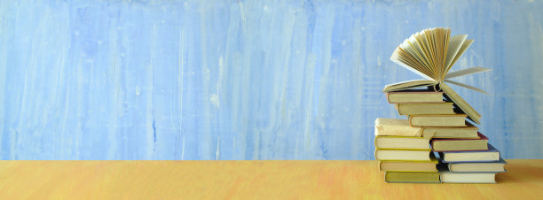 翻开一摞书，阅读、教育、学习、居家办公概念。负空间，大的自由复制空间图片下载