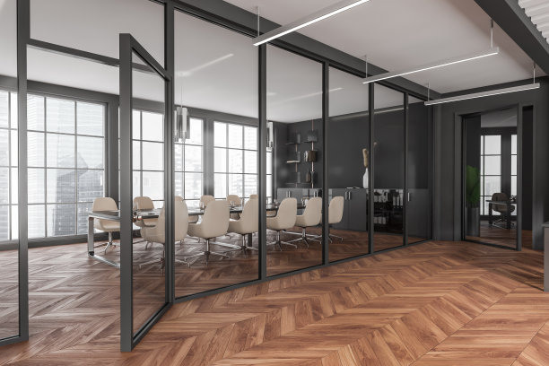 灰色的办公室内部有椅子，玻璃门后的桌子，全景窗图片下载