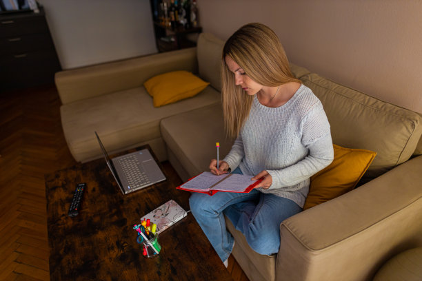 金发美女坐在沙发上图片下载