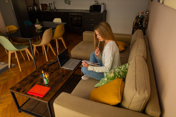 女性研究的侧面观点图片下载
