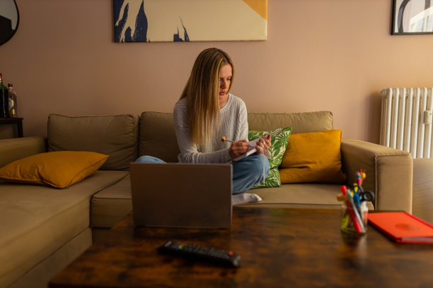 商人写笔记图片下载