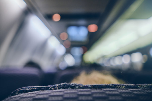 裁剪飞机屏幕图像的娱乐设备，为乘客服务。与飞机飞行。旅行的概念。图片下载