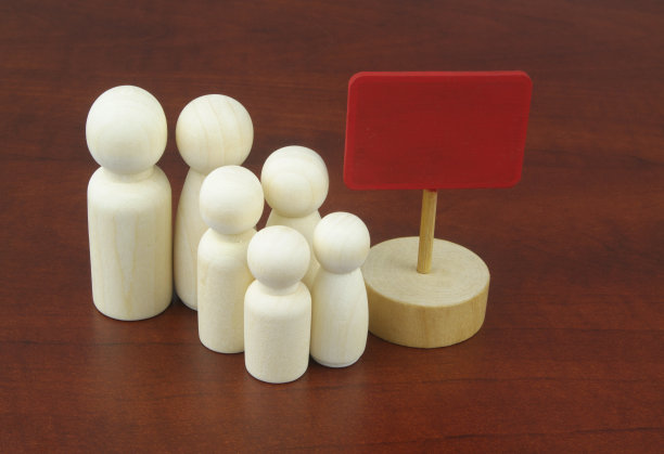 家庭木制人物人物与板为消息文字。图片下载