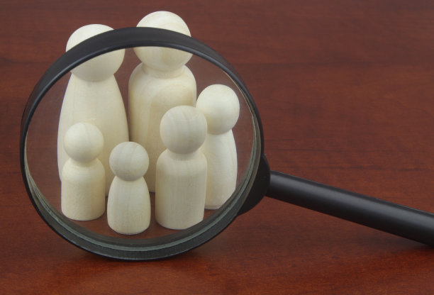 家庭人物在放大镜下特写。图片下载