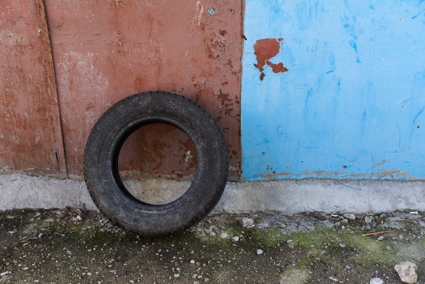 在东欧保加利亚的索非亚，一个破旧的轮胎靠在一堵墙上图片下载