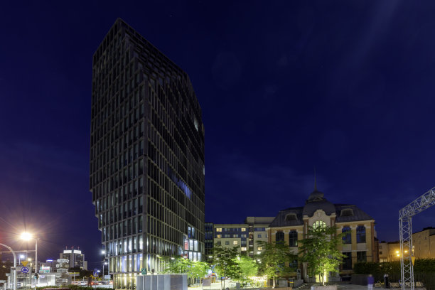 波兹南，波兰- 15.07.2022。现代办公大楼- Bałtyk。晚上拍的照片。图片下载